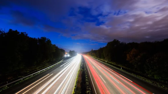 Eine Fahrt &uuml;ber die Autobahn - nicht f&uuml;r jeden erstrebenswert. (Illustration) - &copy; Julian Stratenschulte/dpa