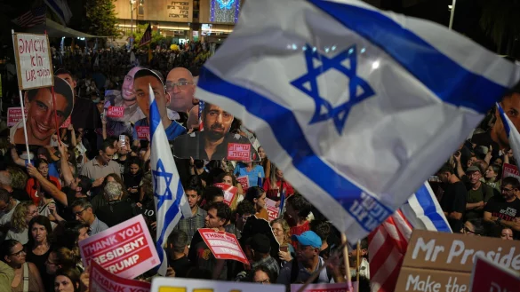 Ein Sprecher der Familienangehörigen sagte, auf dem Platz seien rund 400.000 Menschen. - © Emilio Morenatti/AP/dpa