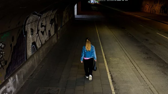 M&auml;nner und Frauen unterscheiden sich beim subjektiven Sicherheitsempfinden deutlich: W&auml;hrend sich 56 Prozent der M&auml;nner sicher f&uuml;hlen, sind es bei den Frauen nur 45 Prozent. (Symbolbild) - &copy; Christoph Reichwein/dpa