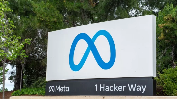 Meta setzt aktuell auf Brillen mit Kameras, die der KI mehr Informationen liefern sollen. (Archivbild) - © Andrej Sokolow/dpa