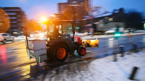 Einsatz für den Winterdienst auf Hamburgs Straßen. - © Christian Charisius/dpa