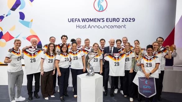 Die deutsche Delegation bejubelt den EM-Zuschlag. - © Cyril Zingaro/KEYSTONE/dpa