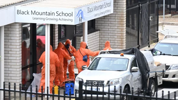 In Schutzanz&uuml;gen wurden die Schulen ges&auml;ubert und der Sand entsorgt. - &copy; Lukas Coch/AAP/dpa