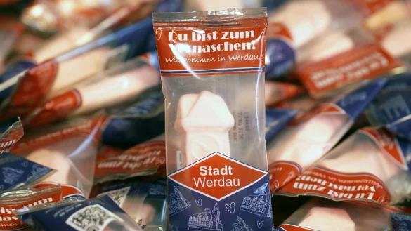 Ein Schaumzucker-Souvenir aus Werdau sorgt f&uuml;r Lacher: Nicht jeder sieht in dem rosafarbenen St&uuml;ck die historische Uhr der Stadt. - &copy; Mike M&uuml;ller/dpa