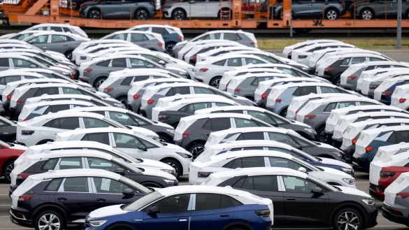 Mehr als 45.000 Elektrofahrzeuge wurden im September neu zugelassen. (Archivbild) - © Hendrik Schmidt/dpa
