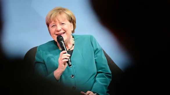 Angela Merkel erzählte von kleinen Tests mit KI-Anwendungen. - © Sebastian Christoph Gollnow/dpa