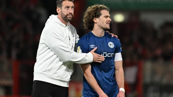 Bielefelds-Trainer Kniat tr&ouml;stet seinen Spieler Corboz (r.) - &copy; Soeren Stache/dpa