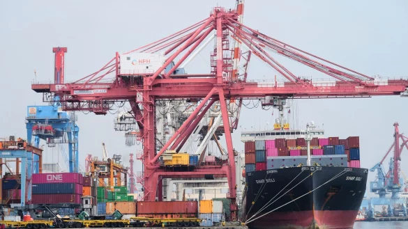 Die WTO rechnet mit einer deutlichen Abk&uuml;hlung beim Wachstum des Welthandels 2026. (Symbolbild) - &copy; Tatan Syuflana/AP/dpa