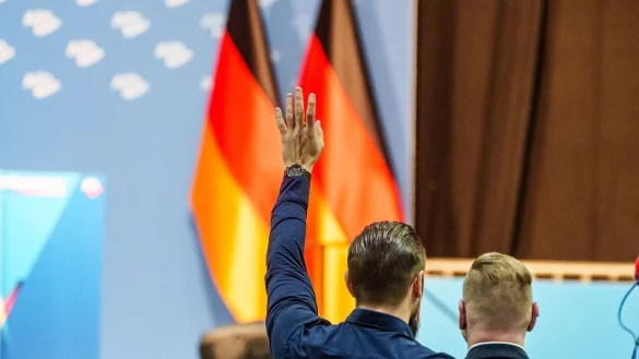 Eigentlich sollte alles glatt und professionell über die Bühne gehen, aber Alexander Eichwald brachte diesen Plan mit seiner Rede durcheinander. - © Andreas Arnold/dpa