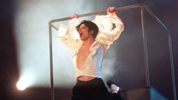 Michael Jackson am Geländer der Hebebühne in der Duisburger Rhein-Ruhr-Halle am Abend des 4. November 1995. (Archivbild) - © Achim Scheidemann/dpa