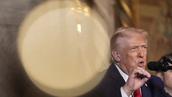 Trump &auml;ndert seinen Ton gegen&uuml;ber Clinton. - &copy; Alex Brandon/AP/dpa