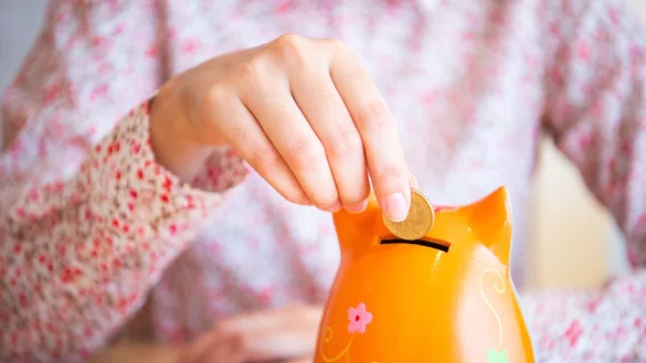 Deutschland ist traditionell ein Land der Sparer. Doch bei vielen reichen die Rücklagen nur für kurze Zeit. (Symbolbild) - © Arne Immanuel Bänsch/dpa