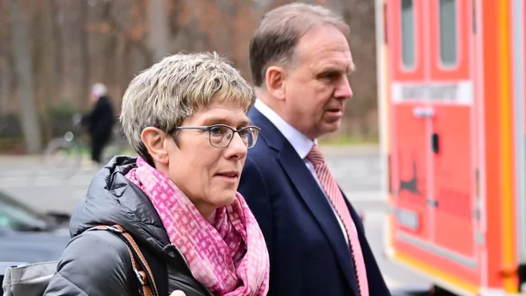 Kramp-Karrenbauer setzt sich gegen Krings durch. - &copy; Sebastian Christoph Gollnow/dpa