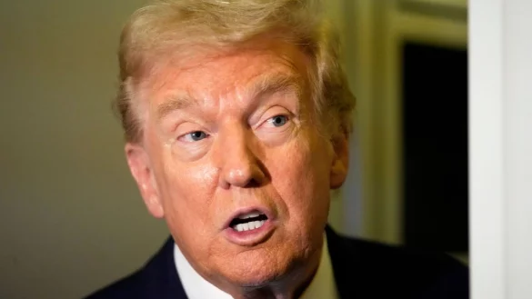 Trump stellt sich hinter das Vorgehen der ICE-Beh&ouml;rde. - &copy; Mark Schiefelbein/AP/dpa