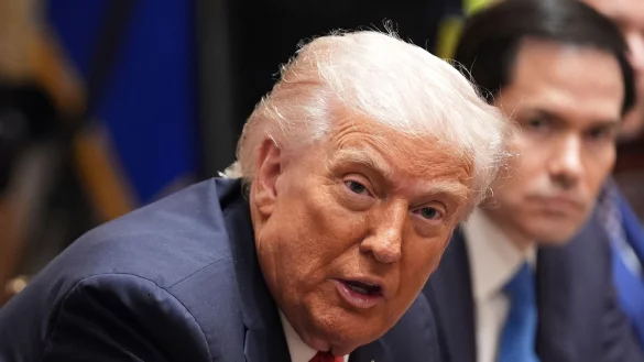 Trump wurde auf seine frühere Äußerung angesprochen, dass die Ukraine von Russland besetzte Gebiete zurückgewinnen könnte. - © Evan Vucci/AP/dpa