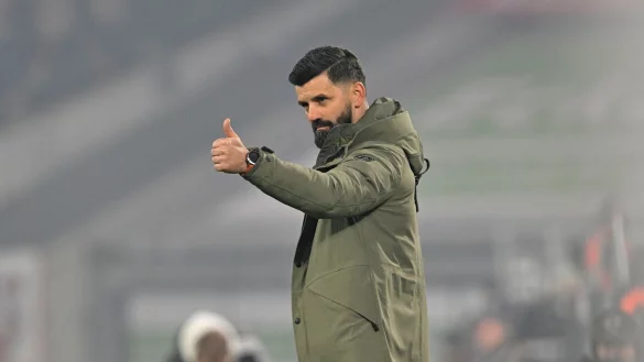 Schalkes Coach Miron Muslic schert sich nicht um die Herbstmeisterschaft in der 2. Liga - © Anke Waelischmiller/dpa