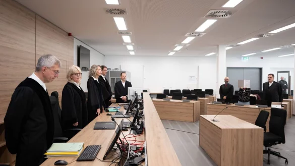 Der Prozess am OLG Dresden richtet sich gegen eine mutmaßliche Vertraute und Unterstützerin des rechten Terrortrios NSU. - © Sebastian Kahnert/dpa POOL/dpa