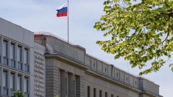 Das Personal der russischen Botschaft in Berlin wird künftig nicht mehr einfach so in andere EU-Staaten reisen dürfen. (Archivbild) - © Soeren Stache/dpa