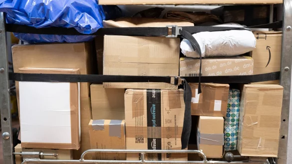 Auch das hohe Retourenaufkommen tr&auml;gt dazu bei, dass die Paketmenge in Deutschland zuletzt gestiegen ist. - &copy; Sebastian Kahnert/dpa