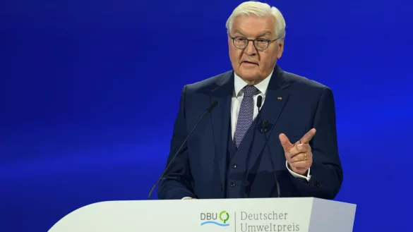 Bundespräsident Steinmeier mahnt, den Klimaschutz nicht zu vergessen. - © Hendrik Schmidt/dpa