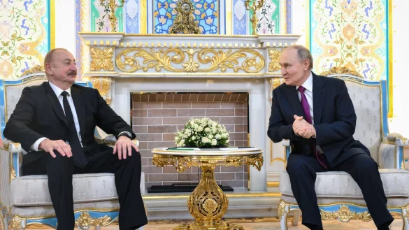 Der aserbaidschanische Pr&auml;sident Ilham Aliyev hat Kremlchef Wladimir Putin &ouml;ffentlich gedankt f&uuml;r die Aufkl&auml;rung des Flugzeugabsturzes im Dezember vorigen Jahres. - &copy; Grigory Sysoyev/Pool Sputnik Kremlin/AP/dpa