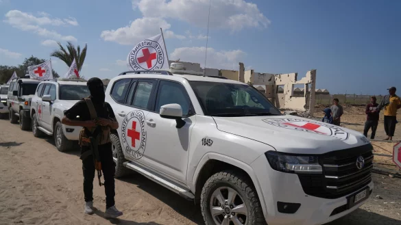 Die Hamas hat eine weitere Leiche an das Rote Kreuz übergeben, bei der es sich mutmaßlich um eine getötete Geisel handelt. (Archivbild) - © Abdel Kareem Hana/AP/dpa