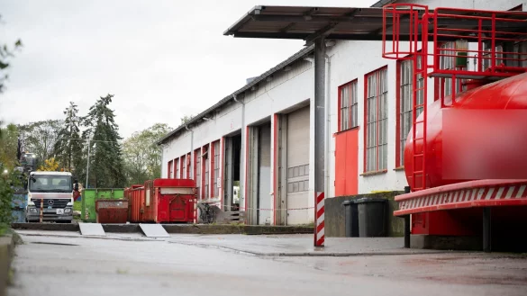 Erneut war die Polizei im Fall des toten Fabian in der Region Güstrow sichtbar aktiv. - © Philip Dulian/dpa