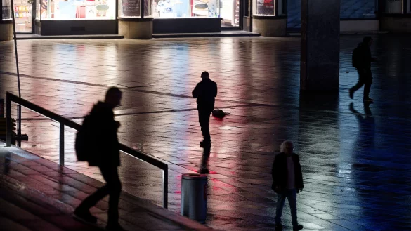 Nicht nur auf der Stra&szlig;e f&uuml;hlen sich viele Frauen unsicher. (Symbolbild) - &copy; Henning Kaiser/dpa