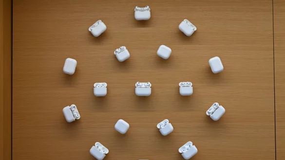 Nutzer in der EU bekommen die Live-&Uuml;bersetzungsfunktion sp&auml;ter in ihre AirPods. (Archivbild) - &copy; David Hammersen/dpa