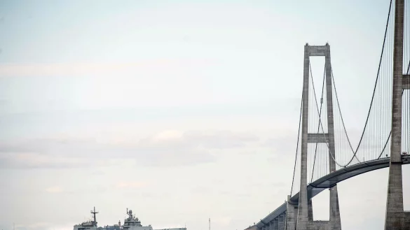 Die Br&uuml;cke &uuml;ber den Gro&szlig;en Belt - hier ist ein Schiff der russischen Nordflotte unter ihr zu sehen - z&auml;hlt zu den imposantesten Bauwerken D&auml;nemarks. (Symbolbild) - &copy; Tim Kildeborg Jensen/Ritzau Scanpix Foto/AP/dpa