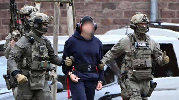 Nach der Haftpr&uuml;fung beim Bundesgerichtshof in Karlsruhe wird eine Person zu einem Hubschrauber gebracht. - &copy; Uli Deck/dpa