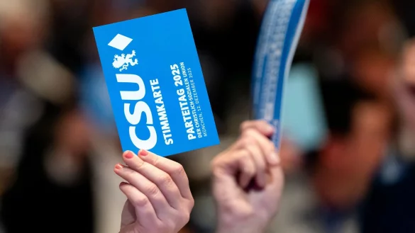 Die CSU will eine Hymnenpflicht bei gesellschaftlichen Ereignissen in Deutschland. - © Sven Hoppe/dpa