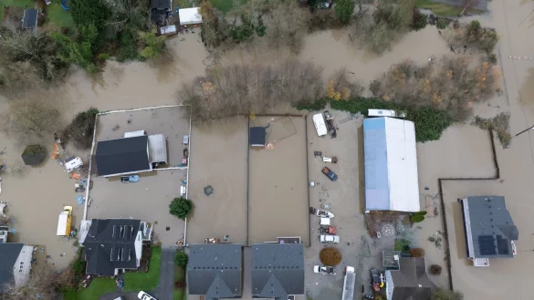 Tagelange Regenfälle hatten heftige Überschwemmungen im Bundesstaat Washington an der US-Westküste ausgelöst. - © Stephen Brashear/AP/dpa