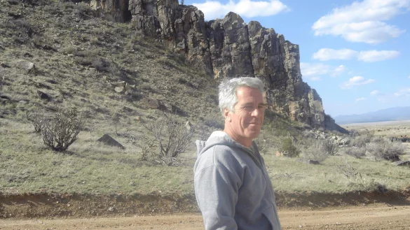 Jeffrey Epstein steht im Zentrum eines Skandals, der weite Kreise nicht nur in die US-amerikanische Politik und High Society zieht. (Handout) - &copy; Uncredited/U.S. Department of Justice/AP/dpa