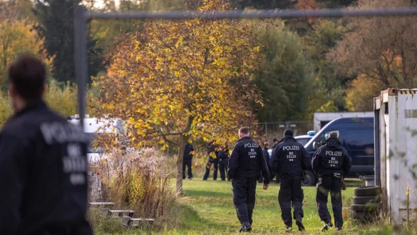 Nach Angaben der Polizei ist das Gelände etwa einen halben Hektar groß. - © Christophe Gateau/dpa