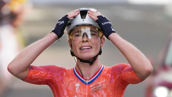 Demi Vollering sorgt für den nächsten niederländischen EM-Sieg. - © Peter Dejong/AP/dpa