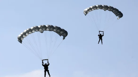 Schockierende Augenblicke erlebte eine Gruppe von Fallschirmspringern in Australien, doch am Ende ging alles glimpflich aus. (Symbolbild) - © Bernd Wüstneck/dpa-Zentralbild/dpa