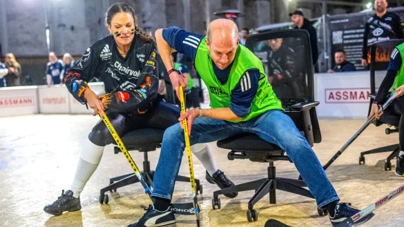 Für das Turnier stellen Unternehmen - von Kanzleien, Arztpraxen bis hin zu internationalen Firmen - ihre besten Leute zusammen. - © Sina Schuldt/dpa