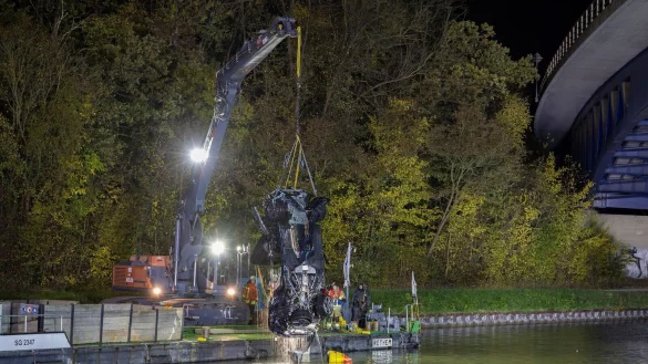 In diesem aus dem Mittellandkanal geborgenen Autowrack fanden Ermittler Einbruchswerkszeug. (Archivbild) - &copy; Stefan Sobotta/dpa