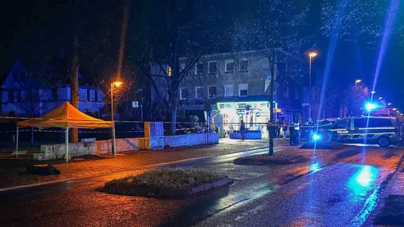 Die Polizei rückte am Montagabend mit einem Großaufgebot in Lünen an. - © Justin Brosch/dpa