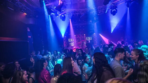 Fans von Taylor Swift feiern das neue ALbum. - &copy; Marius Bulling/dpa