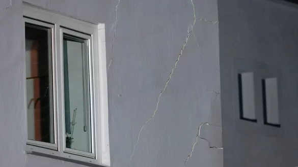 Weil an mehreren Stellen der Boden abgesackt ist, ist das zweist&ouml;ckige Haus einsturzgef&auml;hrdet. (Archivbild) - &copy; Henning Kaiser/dpa