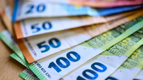 Die Superreichen häufen laut Oxfam immer mehr Vermögen an. (Symbolbild) - © Hendrik Schmidt/dpa