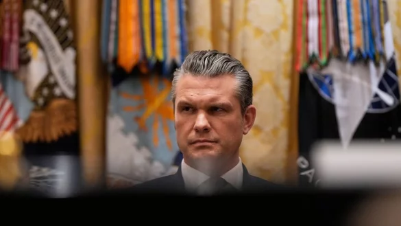 Steht wegen verschiedener Angelegenheiten in der Kritik - Pentagon-Chef Hegseth. (Archivbild) - © Julia Demaree Nikhinson/AP/dpa