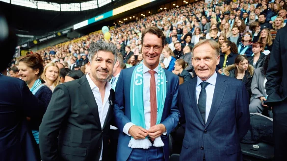 Lotto-Millionär Kürsat «Chico» Yildirim mit Ministerpräsident Hendrik Wüst (CDU) und der scheidende BVB-Geschäftsführer Watzke - © -/Land NRW/dpa