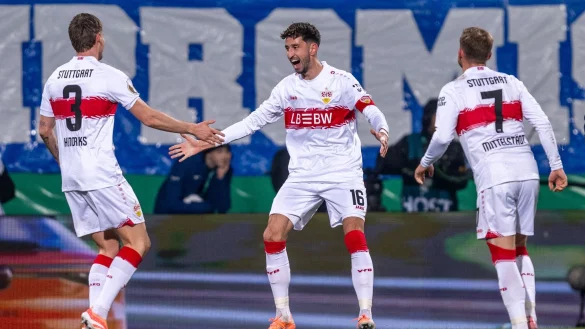 Der VfB feiert die 1:0-Führung in Bochum. - © David Inderlied/dpa