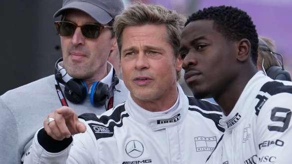 Bild von den Dreharbeiten im Sommer 2023 in Silverstone: Brad Pitt (Mitte) spricht mit Schauspielkollege Damson Idris (rechts). (Archivbild) - © Luca Bruno/AP/dpa