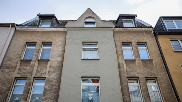 In diesem Mehrfamilienhaus in Bochum-Hamme hat sich der Einsatz abgespielt. - © Christoph Reichwein/dpa