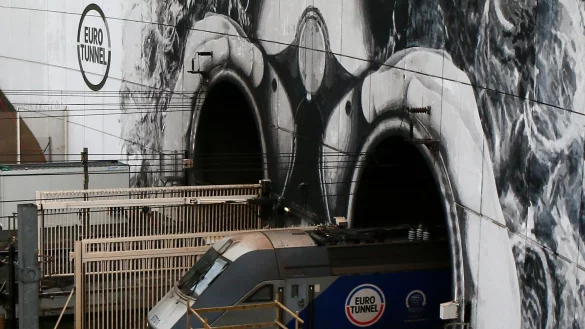 Der Zugverkehr durch den Eurotunnel ist stark beeintr&auml;chtigt (Archivbild) - &copy; Michel Spingler/AP/dpa
