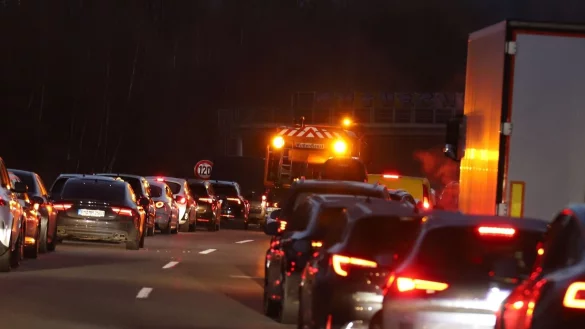 Gl&auml;tte hat auf der A1 am Morgen zu mehreren Unf&auml;llen gef&uuml;hrt. - &copy; Sascha Thelen/dpa